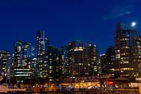 Nachtfoto van de skyline van Vancouver