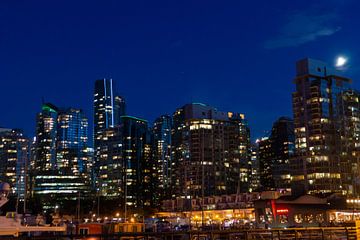 Nachtfoto van de skyline van Vancouver van Hans-Heinrich Runge