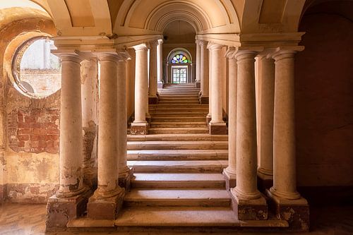 Escalier dans une villa abandonnée.