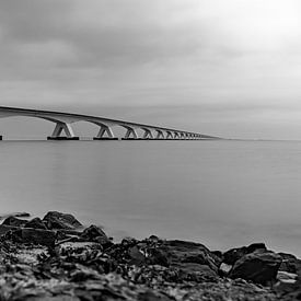 le pont zeeland en noir et blanc sur Marjolein Albregtse