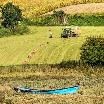 Bootje en hooi by Harrie Muis