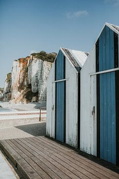 Strandhuisjes langs de krijtrotsen van Normandië | Étretat / Yport, Frankrijk van Trix Leeflang