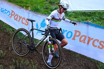 Marianne Vos au travail dans la boue en tant que championne du monde de cyclo-cross sur FreddyFinn