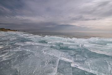 kruiend ijs op de dijk van FotoBob