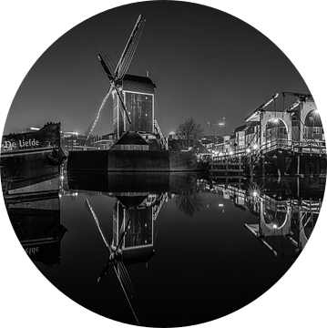 Liefde bij De Put en de Rembrandtbrug (zwart-wit)