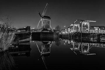 Liefde bij De Put en de Rembrandtbrug (zwart-wit) van Jeroen de Jongh Fotografie