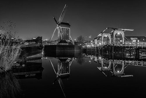 Liefde bij De Put en de Rembrandtbrug (zwart-wit)
