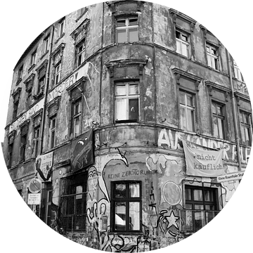 Oud, gekraakt huis in het Scheunenviertel in Berlijn-Mitte