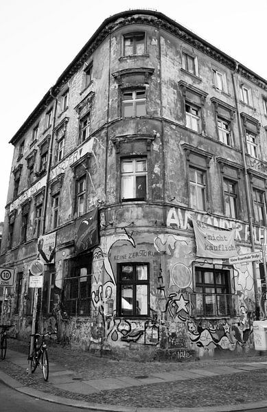 Oud, gekraakt huis in het Scheunenviertel in Berlijn-Mitte van Silva Wischeropp