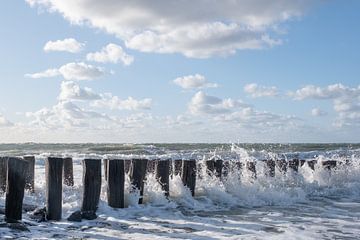 Golfbrekers breken de golven  / Zeeland / Nederland van Photography art by Sacha