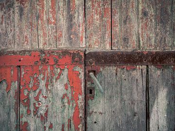 Nahaufnahme einer alten roten Holztür