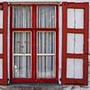 Vervallen raam in het historische Belgische boekendorp Damme. van Ellen Driesse