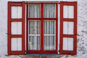 Ein baufälliges Fenster im historischen belgischen Buchdorf Damme. von Ellen Driesse