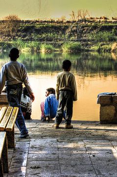 Enfants jouant le long du Nil