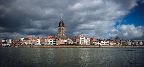 Panorama Deventer met wolken