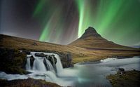 Kirkjufell en Kirkjufellsfoss in IJsland met noorderlicht