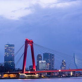 Willemsbrug bij nacht Rotterdam Skyline van Sonny Vermeer