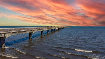 Seebrücke à Ahlbeck sur la mer Baltique à Usedom au coucher du soleil sur Animaflora PicsStock