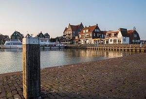 Vue sur le port à Volendam sur Chris Snoek