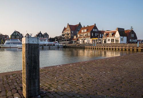 Vue sur le port à Volendam