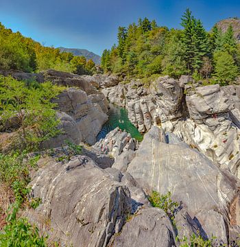 Eine Badestelle im Fluss Maggia zwischen hohen Felsen, genannt Oriido di Ponte Brolla, Locarno, Tess