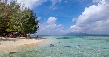 Tropischer Strand in Indonesien.