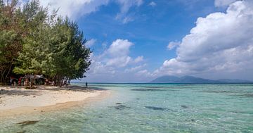 Tropisch strand in Indonesië. van Floyd Angenent