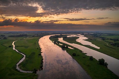 IJssellandschap tijdens zonsondergang van bovenaf gezien