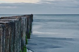 Kribben die in zee steken. Genomen in Zingst, aan de Darß. Het perspectief is gericht op de horizon van Martin Köbsch