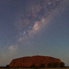 Galaxie über dem Uluru, Australien von Marcel Saarloos