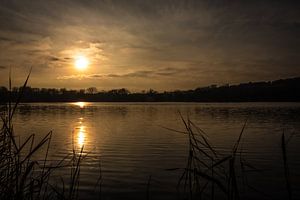 Zonsondergang bij het meer... van Niki Moens