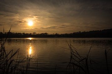 Sonnenuntergang am See... von Niki Moens