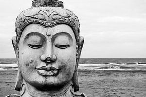 Buddhakopf am Strand