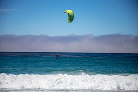 Kitesurfen in Carmel-by-the-Sea von Ton Tolboom