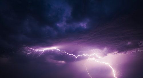 Bliksem in de donkere nachtelijke hemel