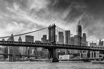 NYC Manhattan Bridge & One World Trade Center – Monochrom von Melanie Viola
