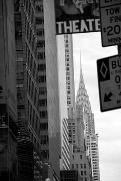 Zwart Wit beeld van een doorkijk naar het Empire State building in New York van Elyse Madlener