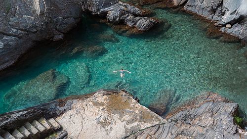 Baignade dans les criques des Cinque Terre