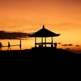 Traditioneel strandhuisje tijdens zonsopkomst in Sanur Beach in Bali, Indonesië. van Jeroen Langeveld, MrLangeveldPhoto