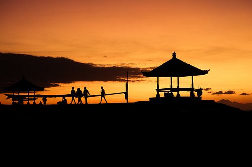 Traditionelles Strandhaus bei Sonnenaufgang am Sanur Beach in Bali, Indonesien. von Jeroen Langeveld, MrLangeveldPhoto