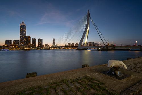 Die Skyline von Rotterdam am Abend von Raoul Baart