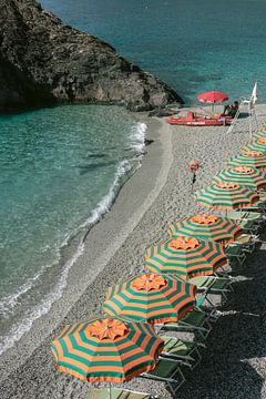Zomer in Cinque Terre Monterosso | Strand, parasols en zee | Fotoprint Italië reisfotografie van HelloHappylife