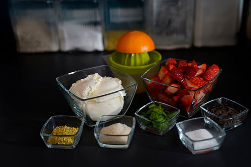 Ingrediënten voor een dessert met dubbele roomkaas