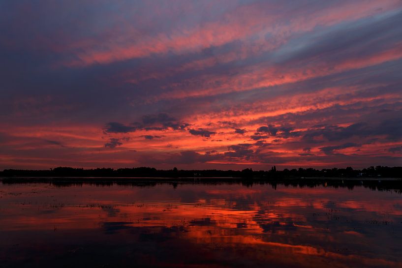 Zonsondergang Rijkerswoerdse Plassen van Robert Wiggers