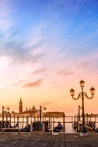 VENEDIG Gondeln am frühen Morgen