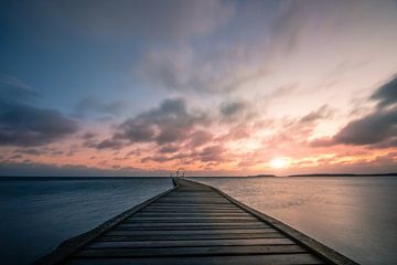 Zweden zonsopgang bij het meer in Vita Sandar, vänern met pier van Fotos by Jan Wehnert