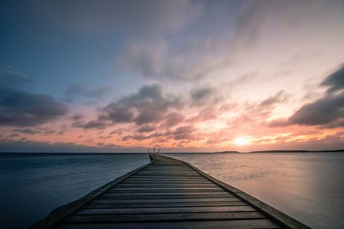 Zweden zonsopgang bij het meer in Vita Sandar, vänern met pier
