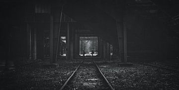 Kolenmijn Zollverein - Twee figuren marcheren over de rails van de kolenmijn van Jakob Baranowski - Photography - Video - Photoshop