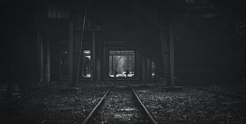 Mine de Zollverein - Deux personnages marchant sur les rails de la mine.