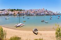 Kleine Boote liegen im Hafen am Standort in Portugal von Ben Schonewille Miniaturansicht